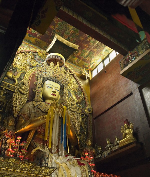 Wissenswertes-über-Nepal-goldener-Buddha-im-Bouddhanath-Kloster-Kathmandu