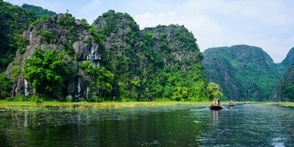 Der Fluss Ngô Đồng in der Landschaft Trang An in Vietnam