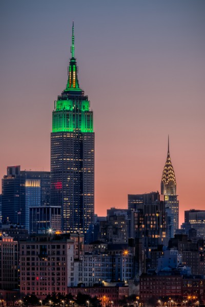 Das Empire State Building in NYC wird zum St. Patrick's Day grün erleuchtet.