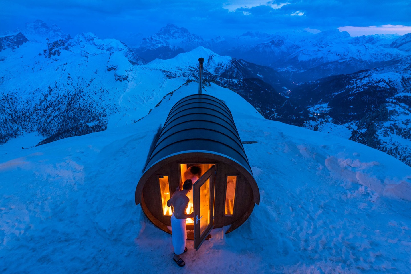sauna nacht schnee himmel berge stefano zardini