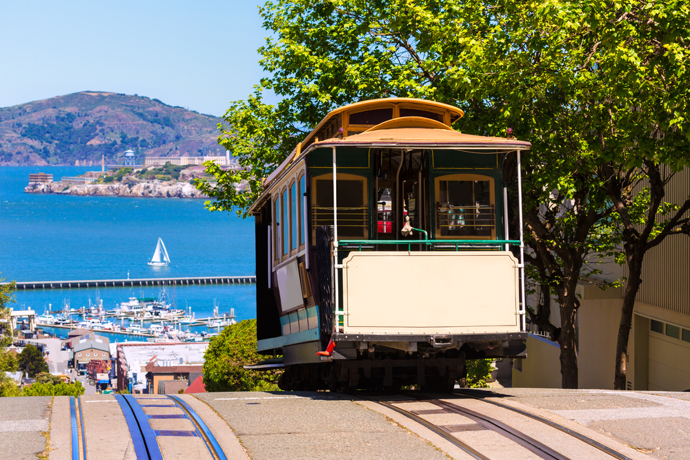 Die berühmten Cable Cars erklimmen in San Francisco die mitunter sehr steilen Straßen