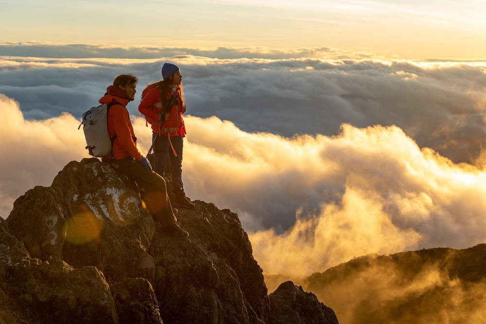 Panama Urlaub, Nationalpark Volcan Baru, zwei Wanderer auf dem Vulkan genießen die Aussicht