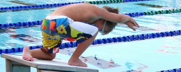 Kind springt ins Wasser