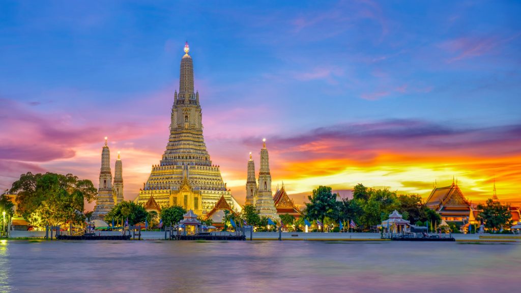 Untergang in Bangkok mit Tempel-Aussicht
