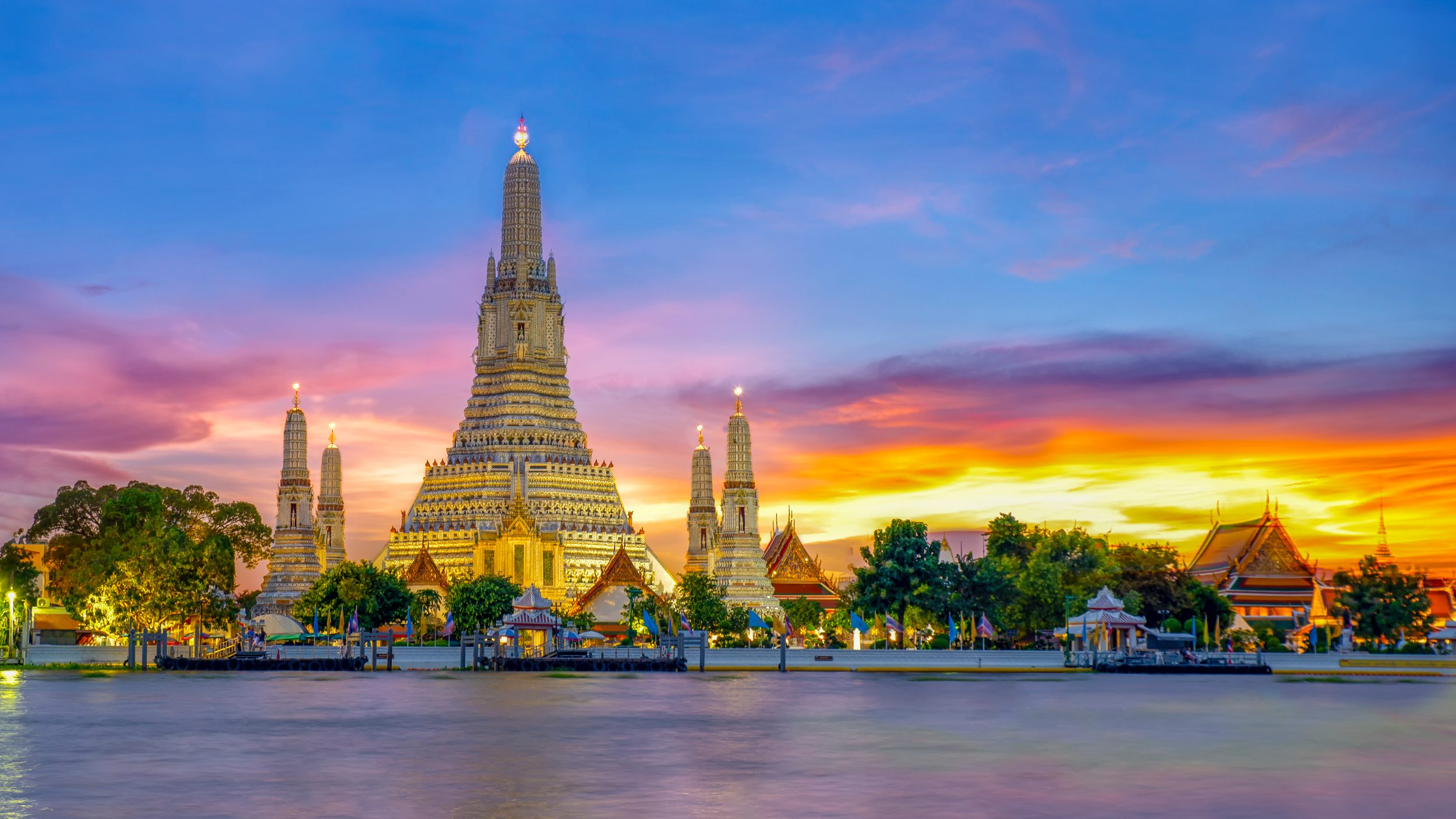 Untergang in Bangkok mit Tempel-Aussicht