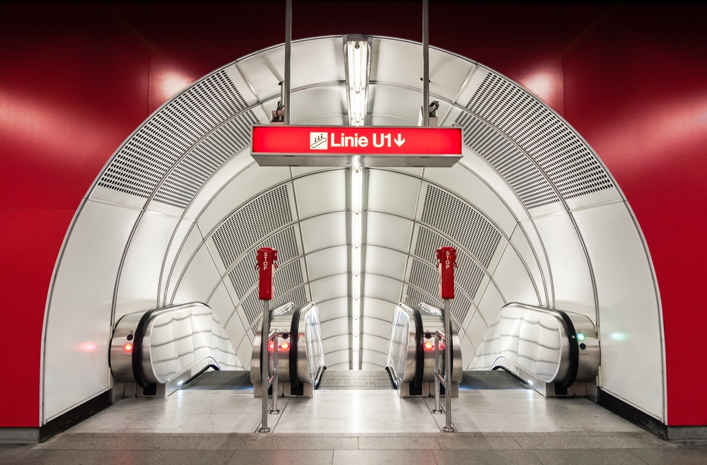 Die Rote Linie U1 in Wien und Treppen