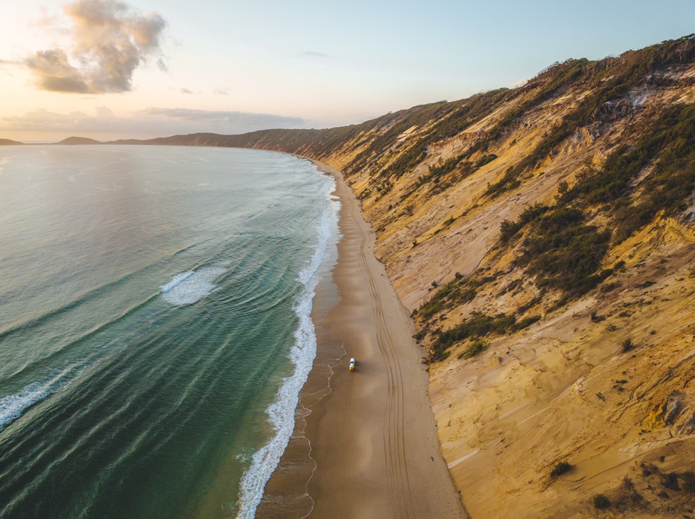Aerial view of 4WD's, driving on the sand at Rainbow Beach, Great Sandy Nationalpark, Queensland, Australien