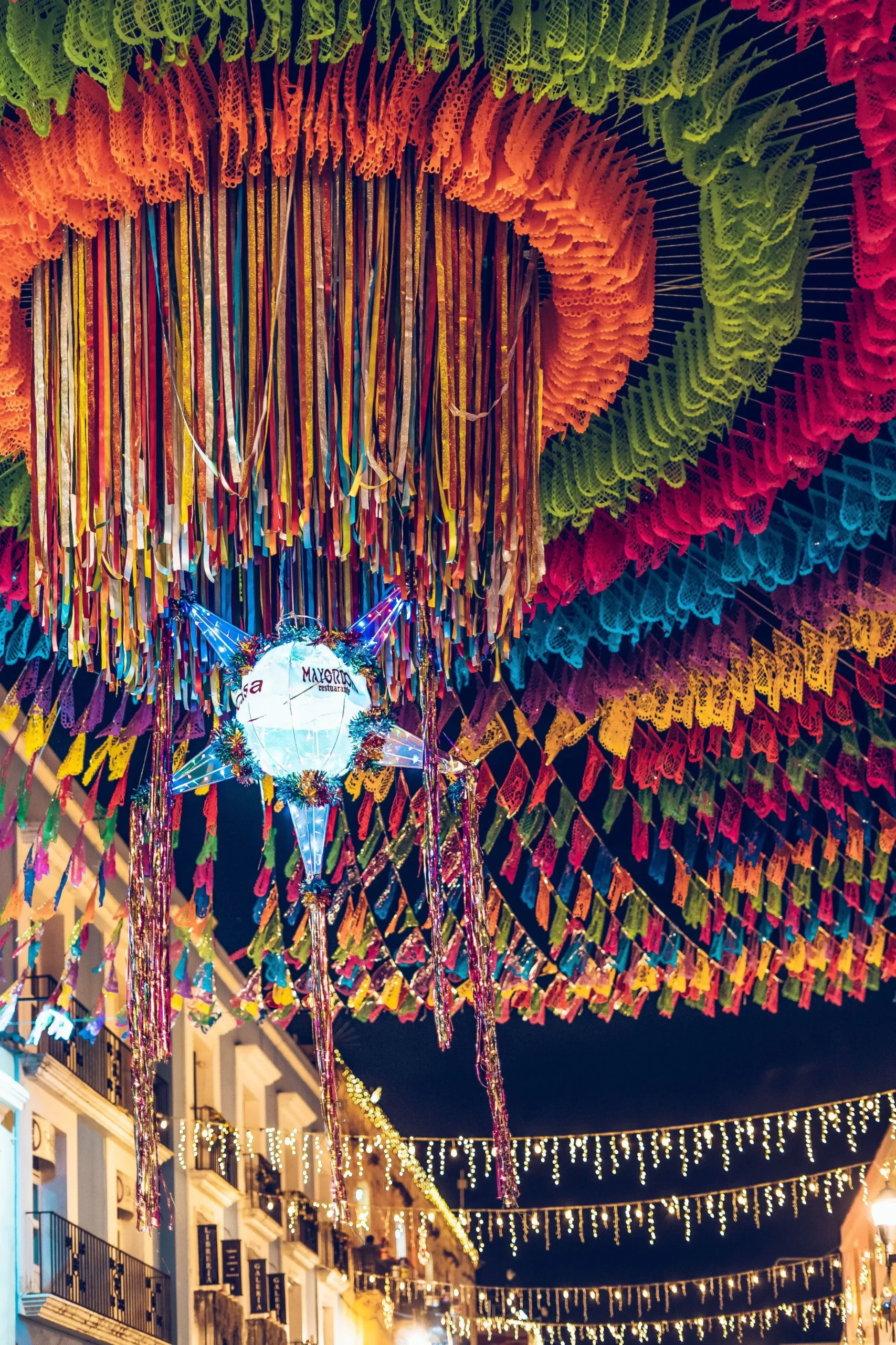 Bunte Posadas-Prozession mit Laternen und Weihnachtsdekoration in Mexiko