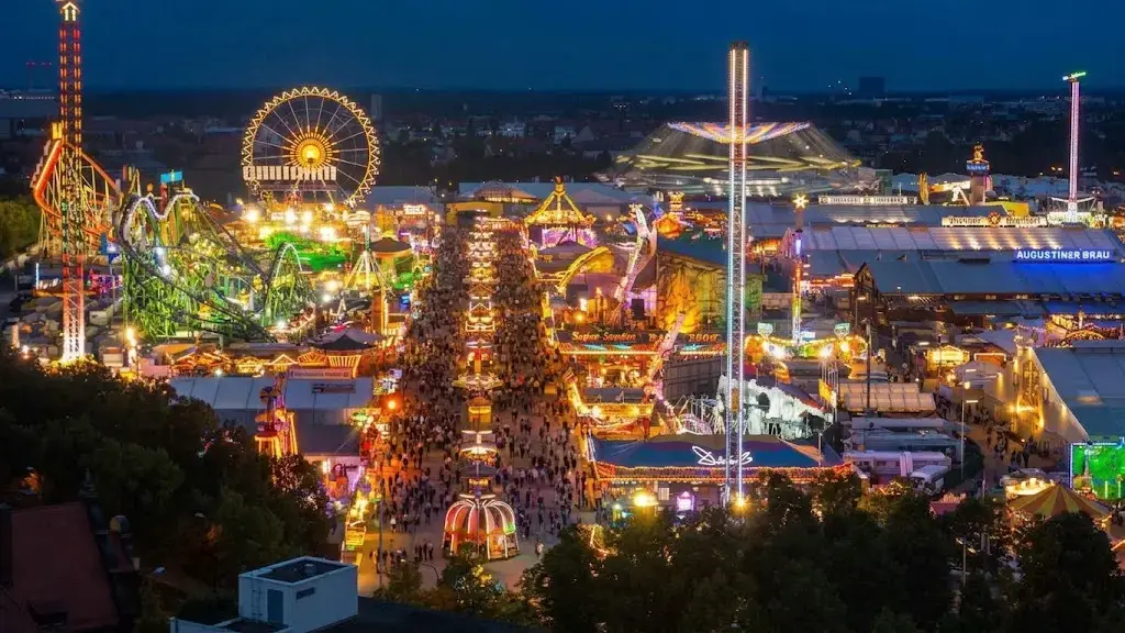 Luftaufnahme der Theresienwiese München bei Nacht