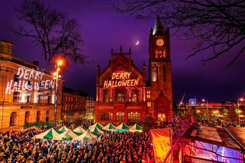 Halloween-Festival in Derry mit festlichen Dekorationen und Feierlichkeiten