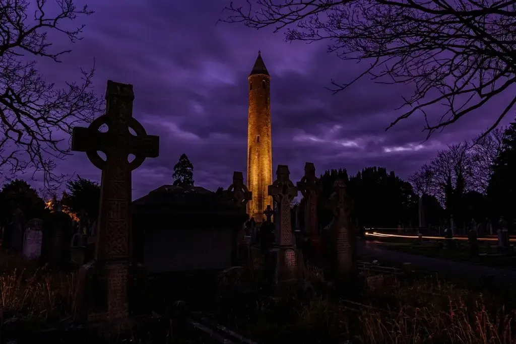 Friedhof in Dublin bei Nacht mit sichtbaren Grabsteinen