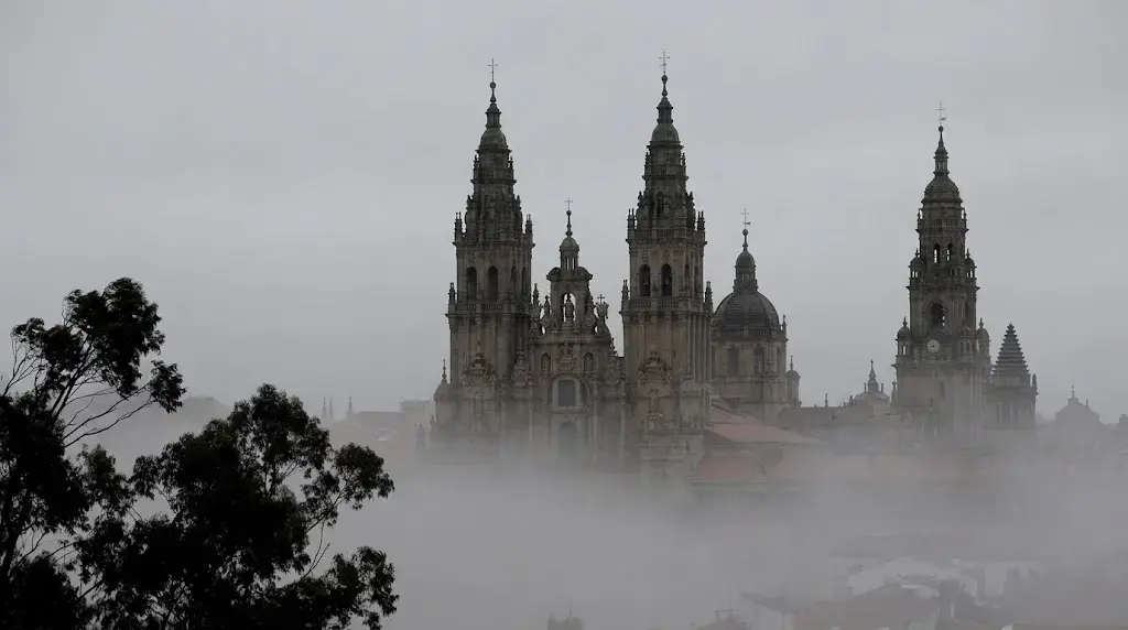 Kathedrale von Santiago de Compostela in Galizien in Morgennebel gehüllt
