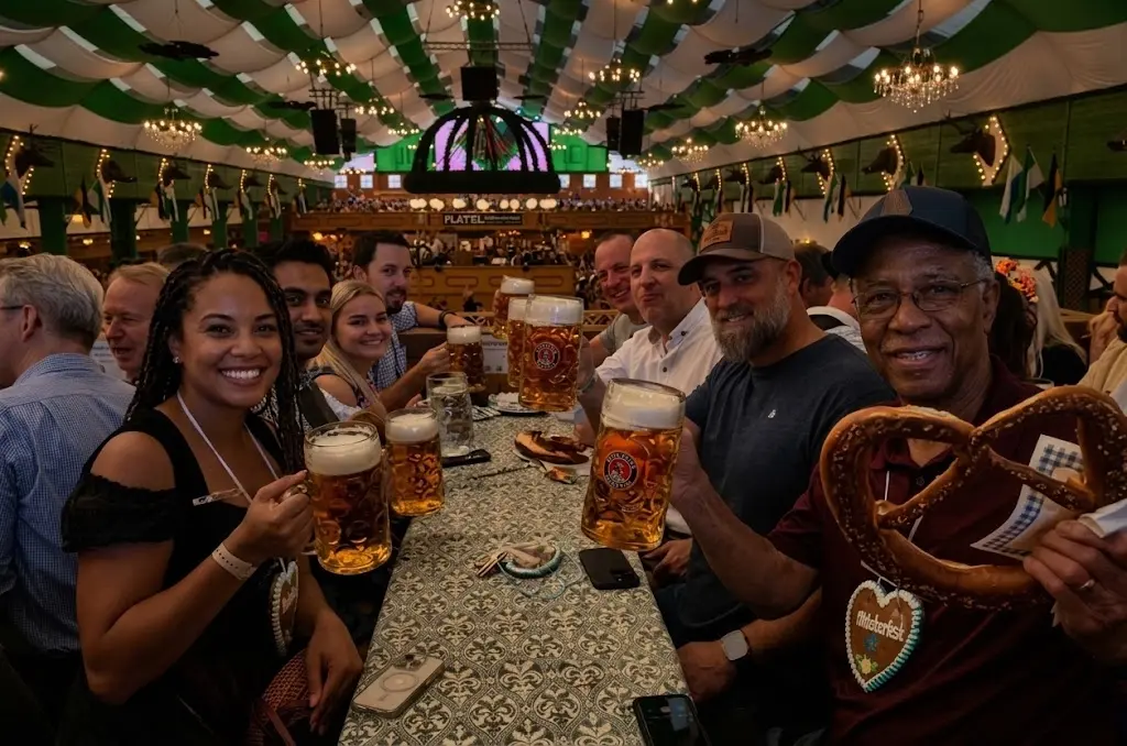 Freunde sitzen zusammen in einem Festzelt beim Oktoberfest München
