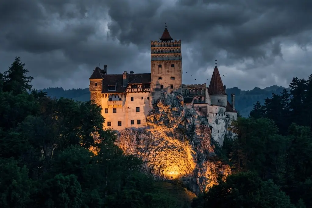 Kirche von Sighisoara in der Dämmerung in Siebenbürgen beleuchtet