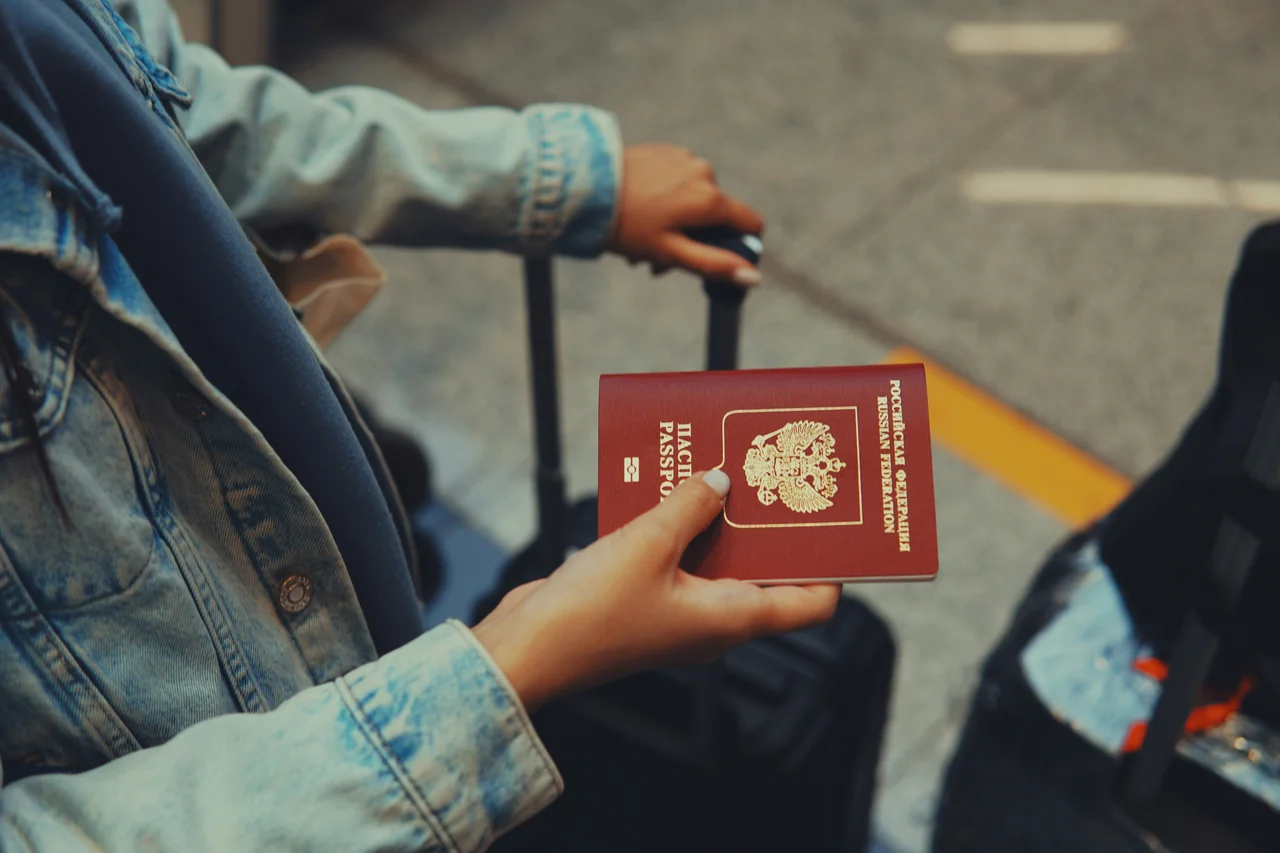 Reisende prüfen Buchungsdetails und Stornobedingungen am Flughafen