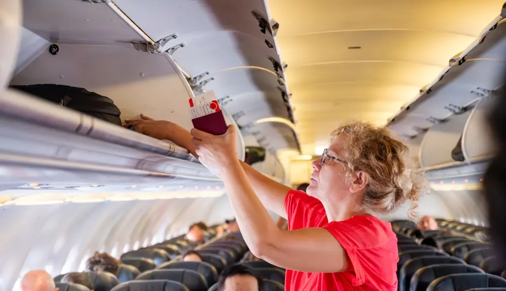 Passagiere steigen geordnet in ein Flugzeug ein