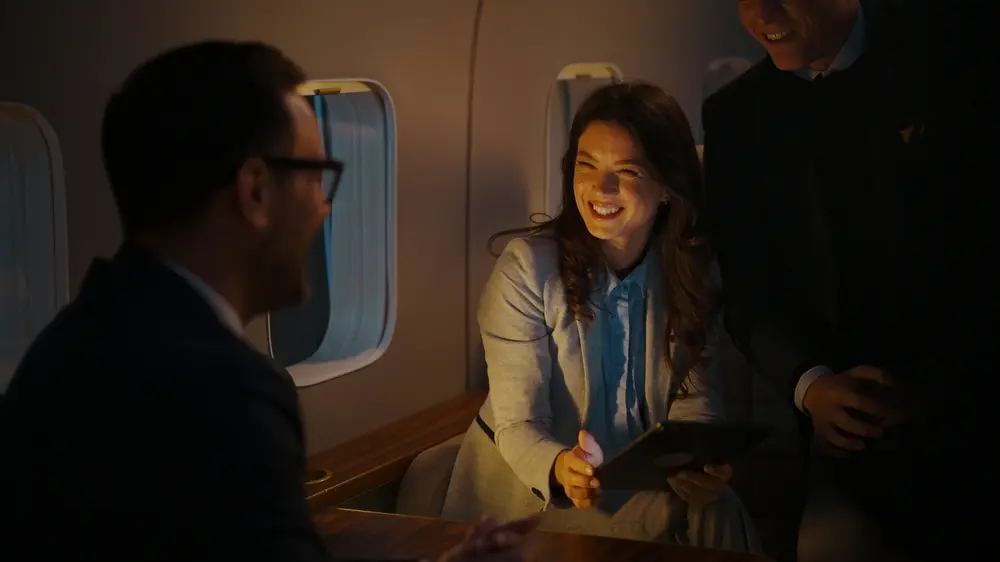 Ein lächelnder Passagier bedankt sich beim Flugpersonal