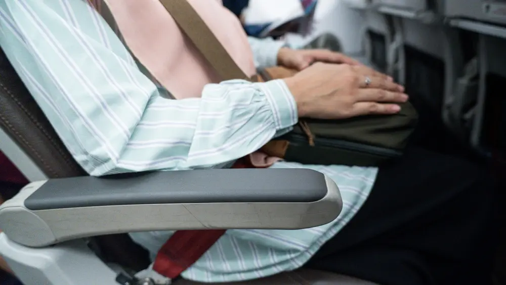 Nahaufnahme von Armlehnen im Flugzeug als Symbol für Kooperation