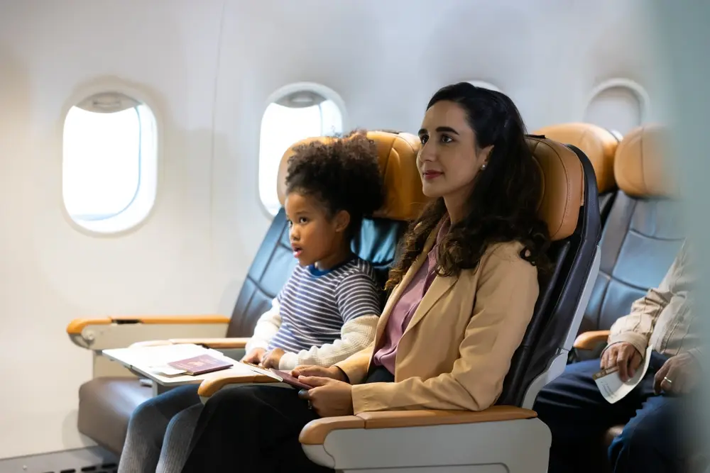 Ein Passagier schaut vorsichtig zurück bevor er den Sitz verstellt